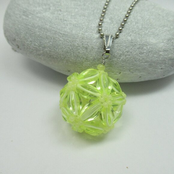 Uranium glass beaded bead pendant - Picture 10 of 11